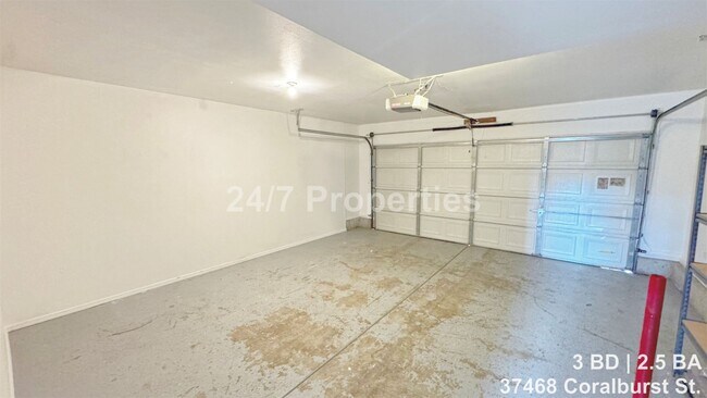Building Photo - Remodeled 3 BD | 2.5 BA Home - Sandy