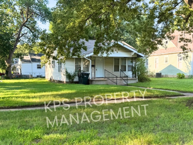 Primary Photo - 902 E 8th St