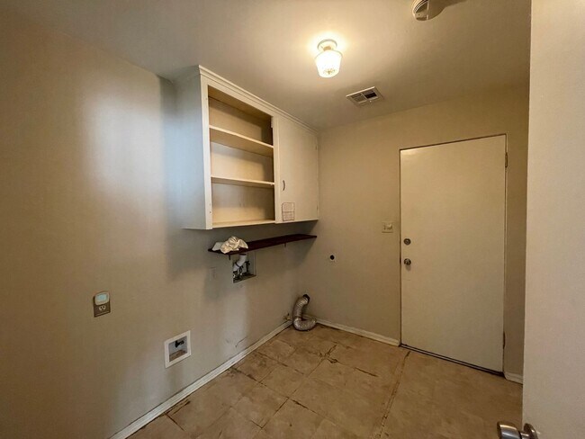 Building Photo - 3 bedroom, 2 bath, 2 living areas, 2 car garage Ranch style home nestled on a corner lot