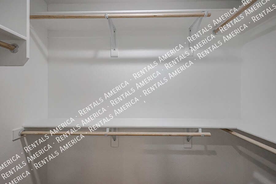 Building Photo - 526 S Crismon Rd