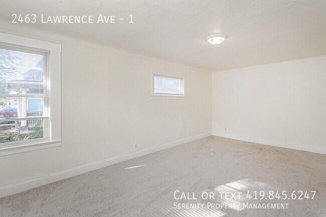 Building Photo - 2463 Lawrence Ave