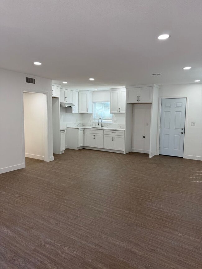 Building Photo - Garden Grove Home