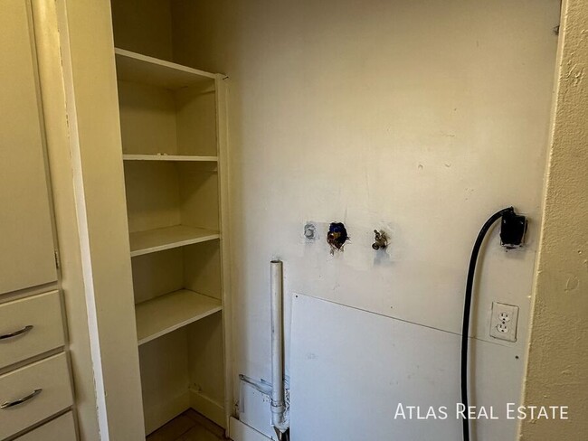 Building Photo - Cozy 1 Bedroom, 1 Bathroom Apartment | Off...