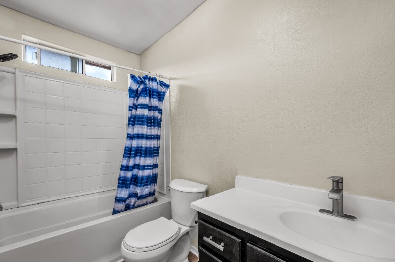 Building Photo - 5231 Huntington Dr