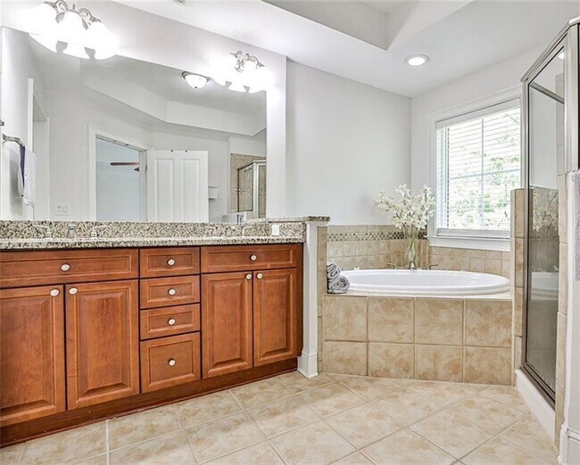Building Photo - 5480 Glenridge View NE