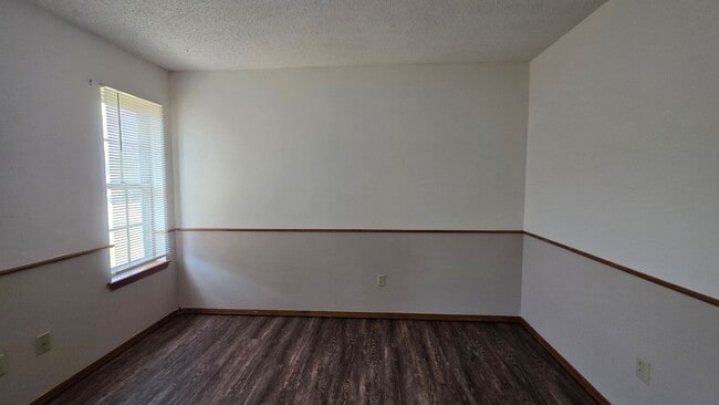 Building Photo - Wonderful 2 Bedroom Duplex in Bethany!  $1250 Per Month!