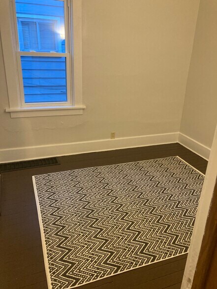 Building Photo - 1436 E 9th St