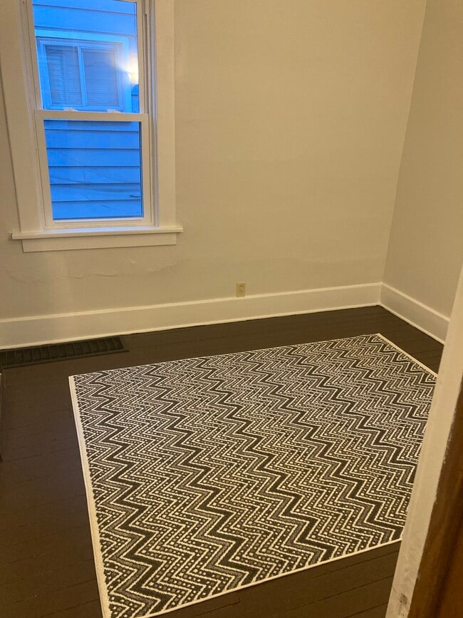 Building Photo - 1436 E 9th St