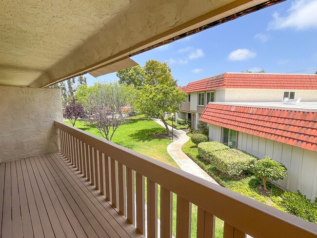 Building Photo - Stunning Townhome in Tanglewood Community