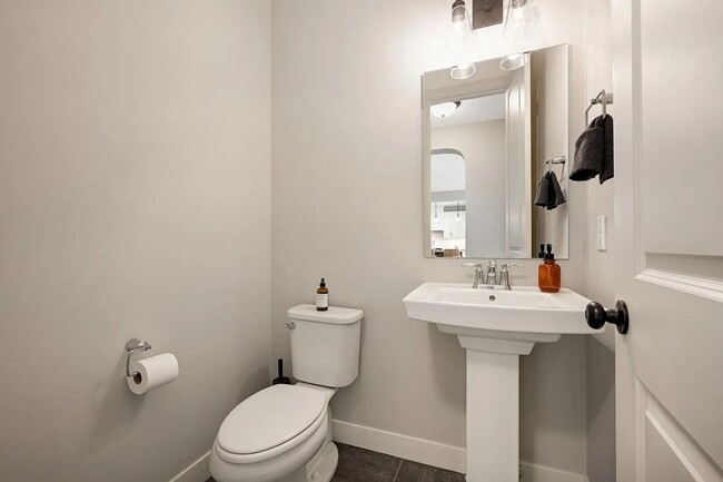 Building Photo - Absolutely stunning woodbury property for ...
