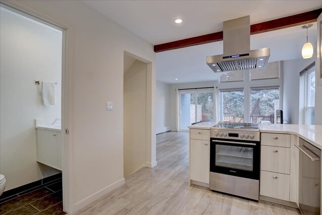 Building Photo - Stunning Remodeled Townhome in North Boulder