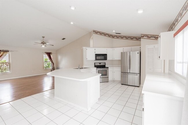 Building Photo - 10435 Crestfield Dr