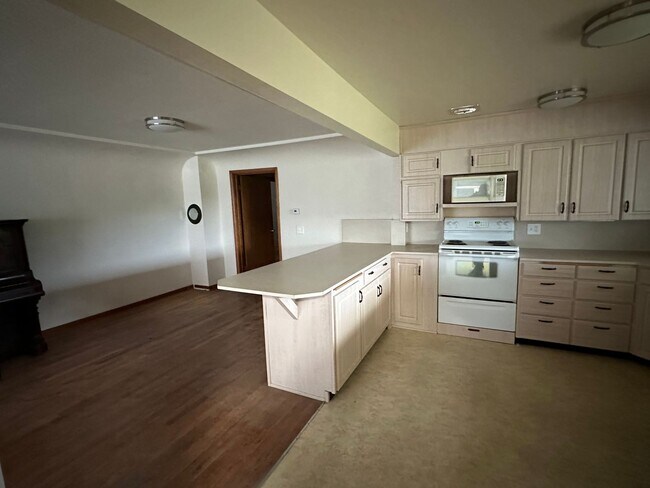 Building Photo - Large 4 Bedroom 2 Bath 1 Story Home with L...
