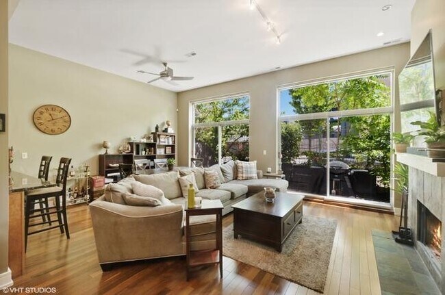 Building Photo - 902 N Elston Ave