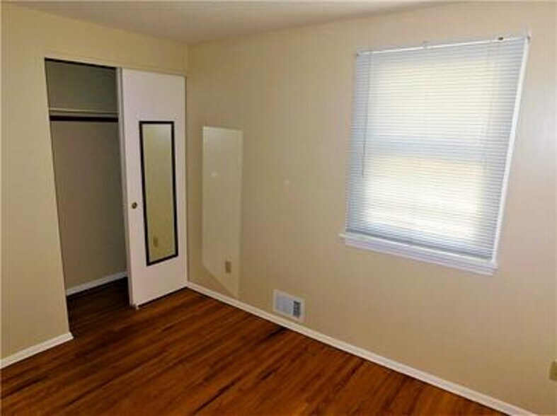 Bedroom 2 - 1165 Whitney Rd E