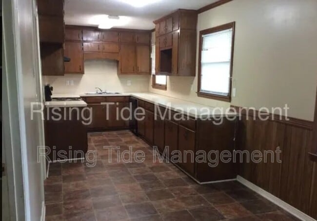 Building Photo - 120 16th Terrace NE
