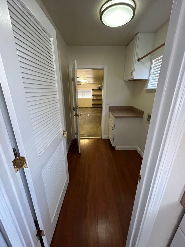 Building Photo - 3 bedroom 2 bathroom in SW Visalia