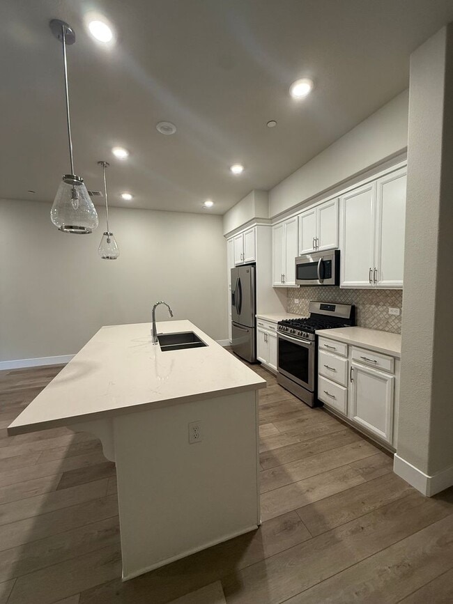 Building Photo - Premier 2/2 Condo in The Cannery