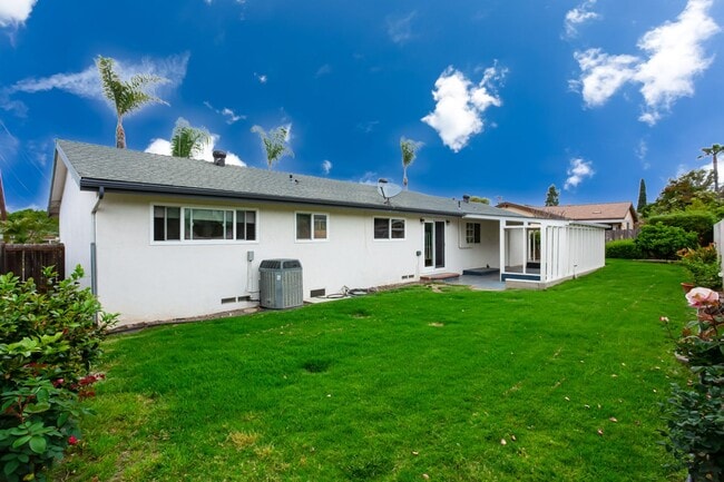 Building Photo - Traditional Single Family with Spacious Yard!