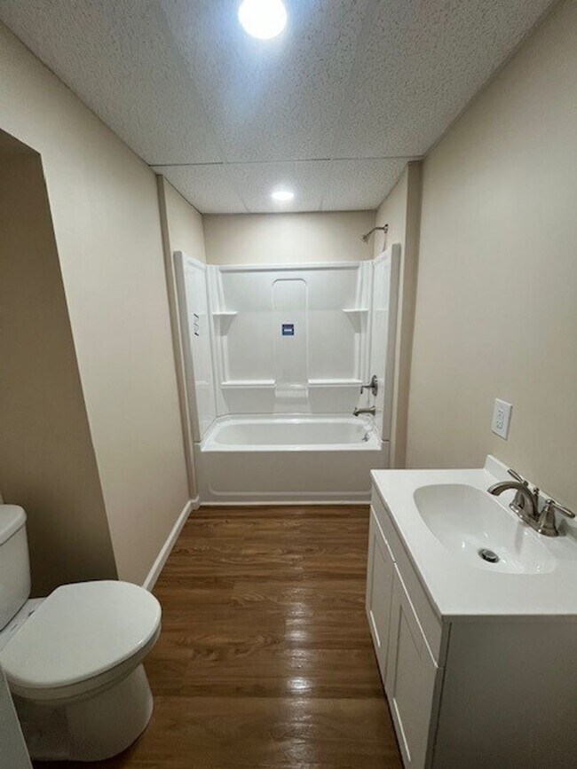 Building Photo - 3-4 bedroom, 2 bathroom