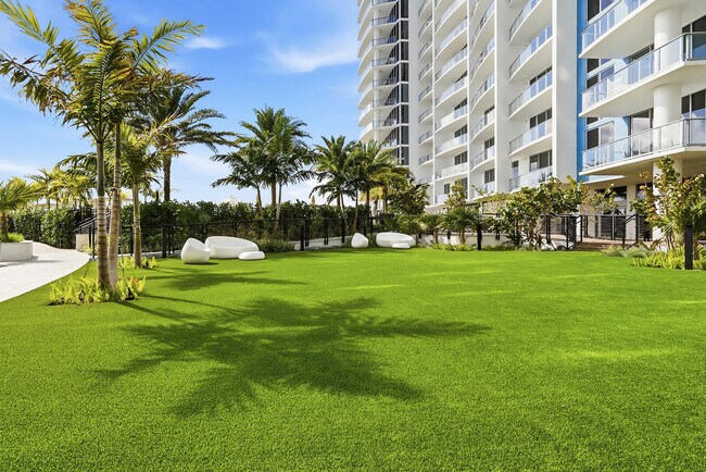 Building Photo - 220 Lake Shore Dr