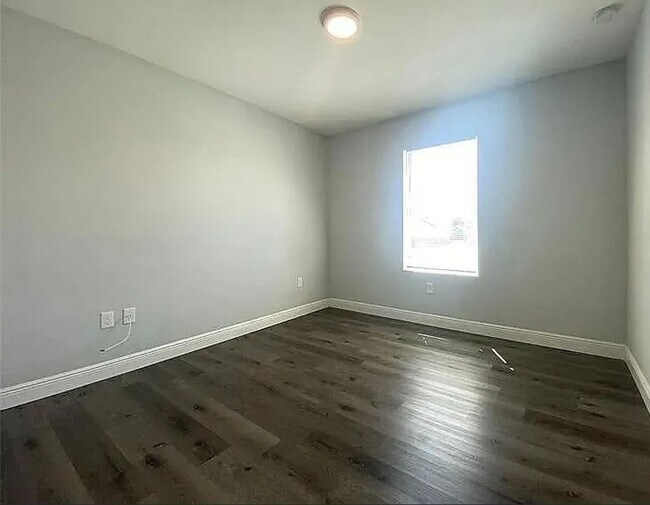 Building Photo - 2261 Florida Dr