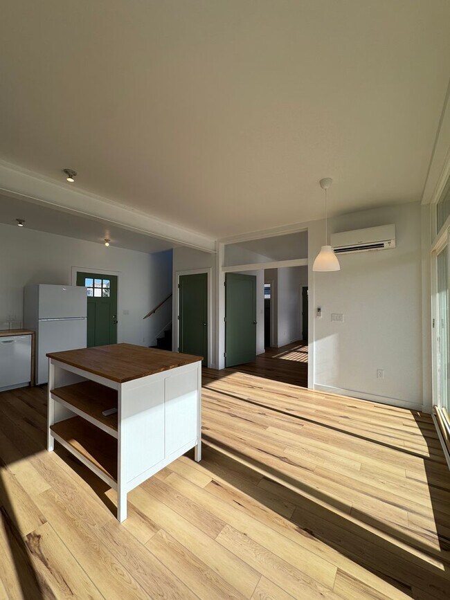 Building Photo - 4BR/3BA with Soaring Ceilings & Large Windows