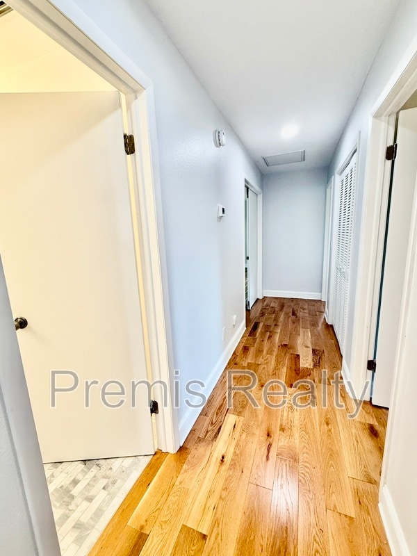 Building Photo - 957 Weathersfield Dr