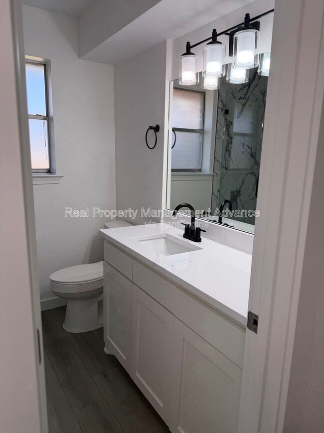 Building Photo - 905 Bromwich St