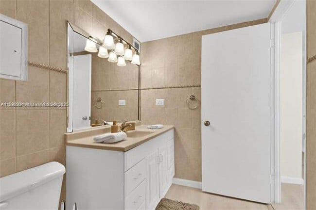 Building Photo - 2301 Collins Ave