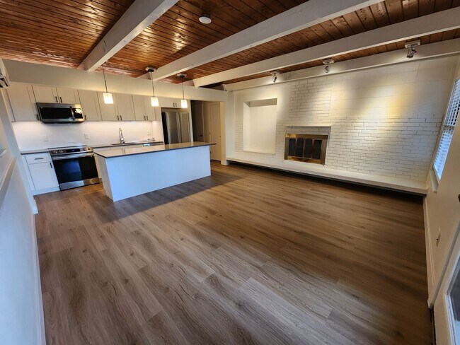 Building Photo - Beautifully Remodeled 2 bed 1 bath unit in...
