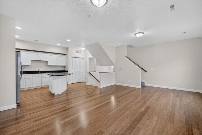 Building Photo - 220 E 37TH St