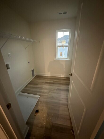 Building Photo - 38 Nailsworth St