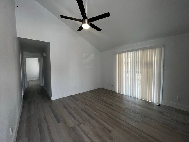 Building Photo - Adorable 2 bedroom, 1 bath!! Washer and Dr...