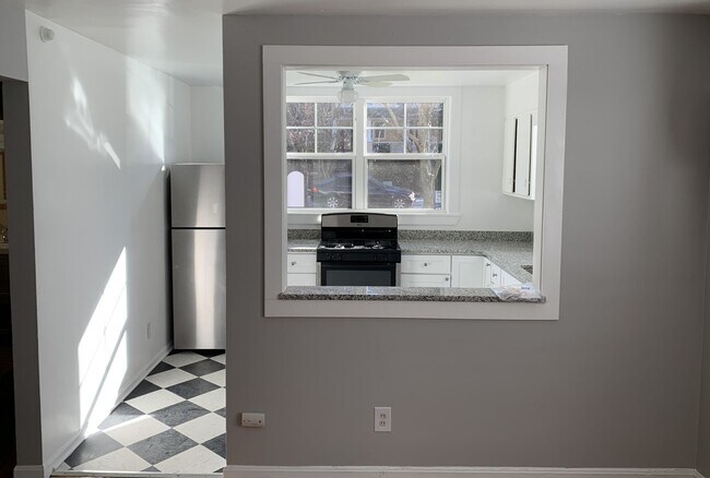 Building Photo - Renovated 1BR * Piedmont Park! ~ Steal of a Deal!