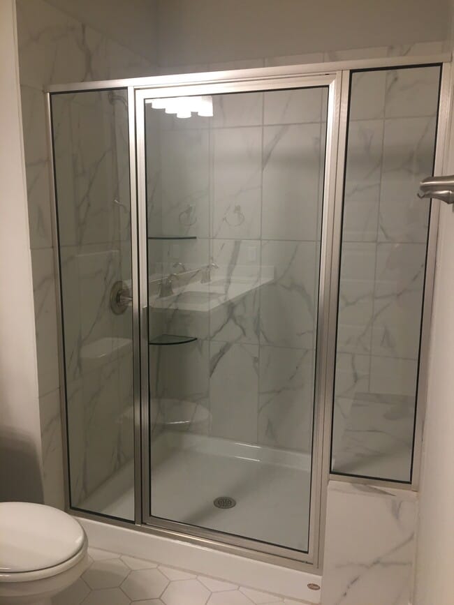 Main bath shower with bench - 2000 Warely Ln