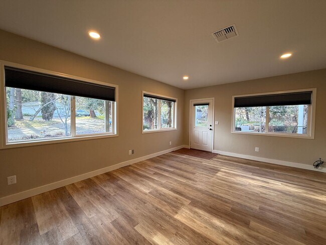 Building Photo - One bedroom/One Bath Apartment with outdoor space on quiet flag lot!  Available Now