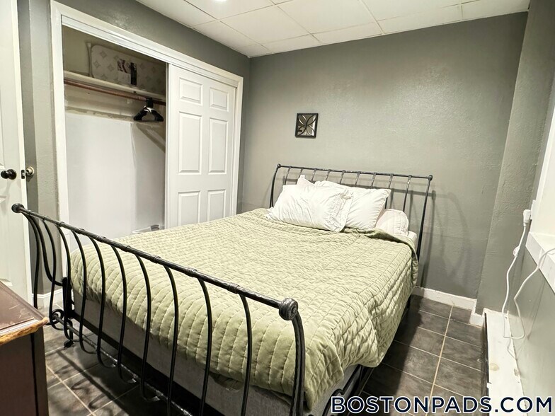 Building Photo - 1890 Beacon St