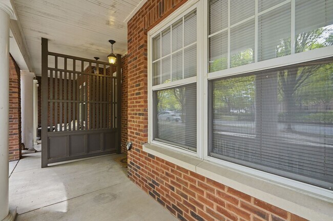 Building Photo - Uptown Charlotte Townhome with Dual Primary Suites