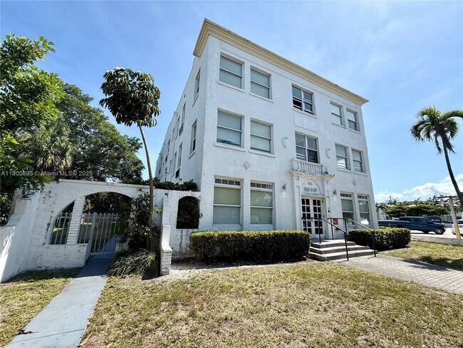 Building Photo - 924 Marseille Dr