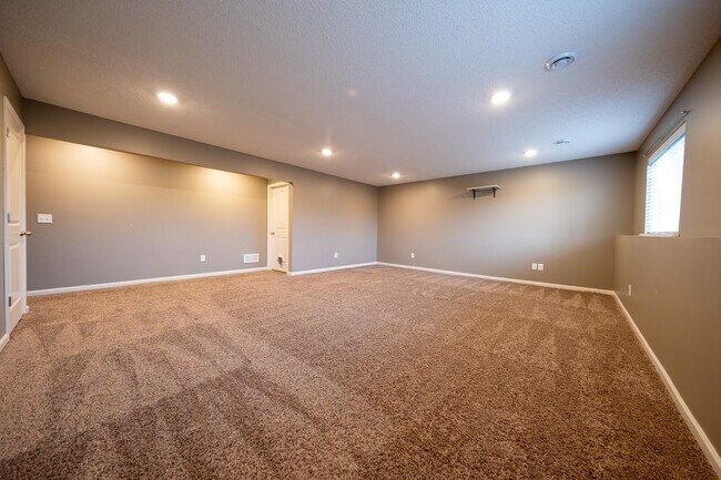 Building Photo - 15141 Emory Cir