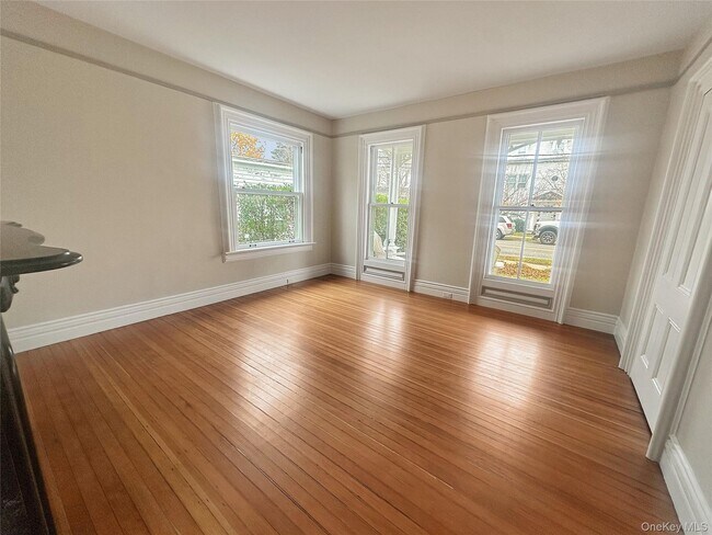 Building Photo - 611 Main St