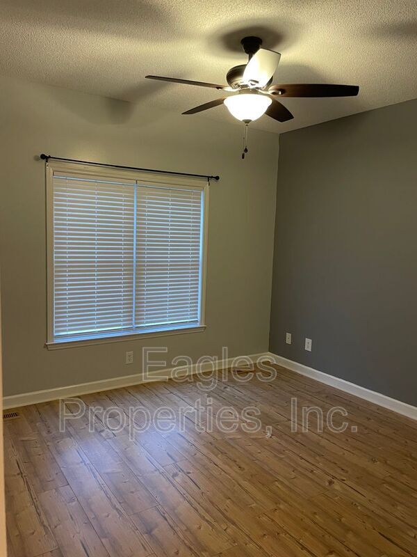 Building Photo - 608 Adler Ln