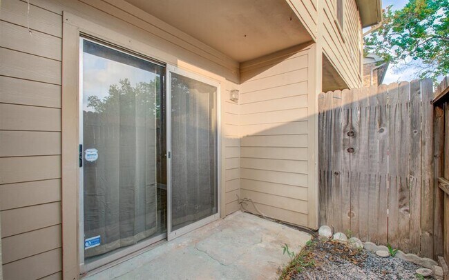 Building Photo - 10615 Briar Forest Dr