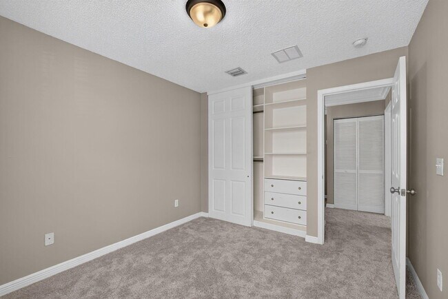 Building Photo - 1204 Oakwater Dr