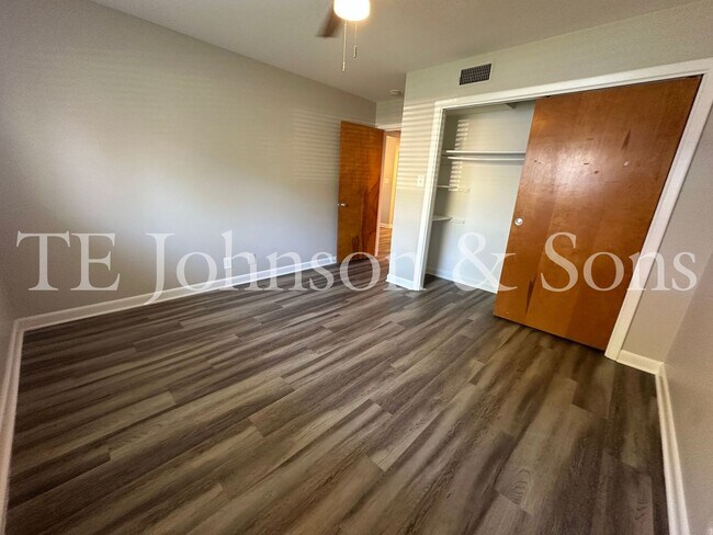 Building Photo - 1 Bedroom Minutes from The School of the Arts!