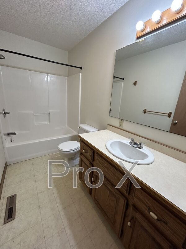 Building Photo - 516 E Monroe St