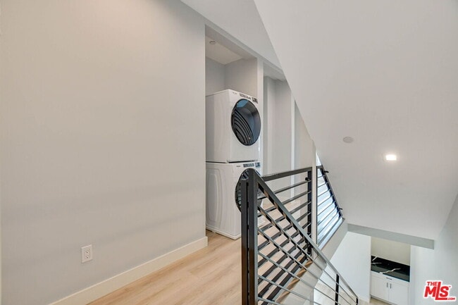 Building Photo - 4547 1/2 Saturn St