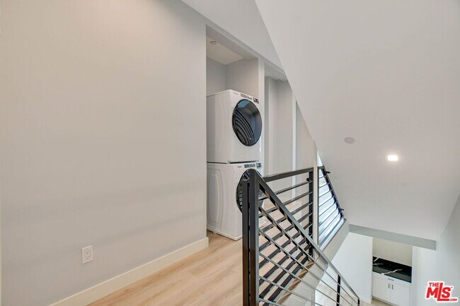 Building Photo - 4547 Saturn St