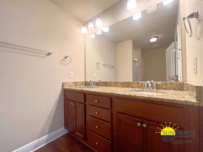 Building Photo - Reserve Pointe Townhome with Community Pool!